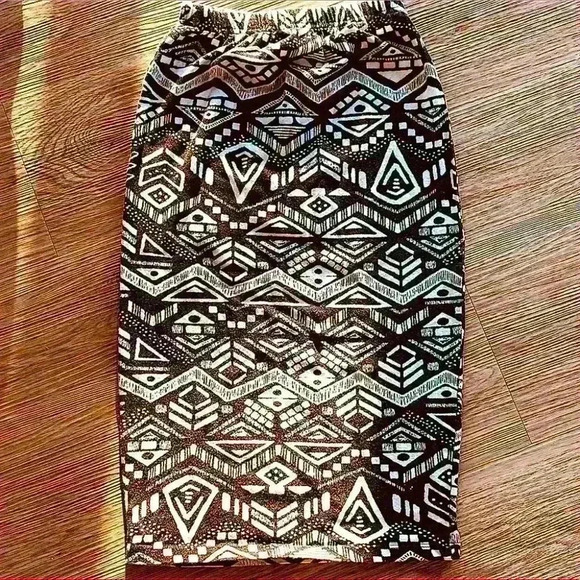 FOREVER 21  Stretchable black & white squirt - Picture 1 of 6